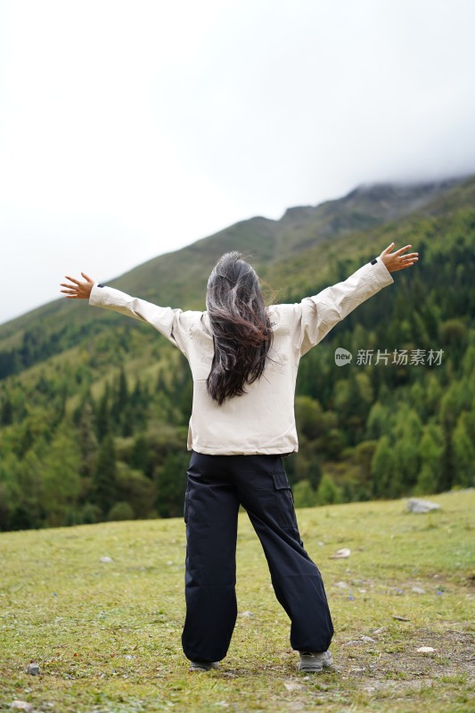 四姑娘雪山旅游的人