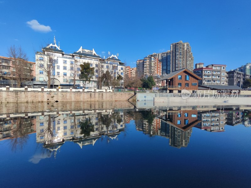 城市河畔建筑倒影风景