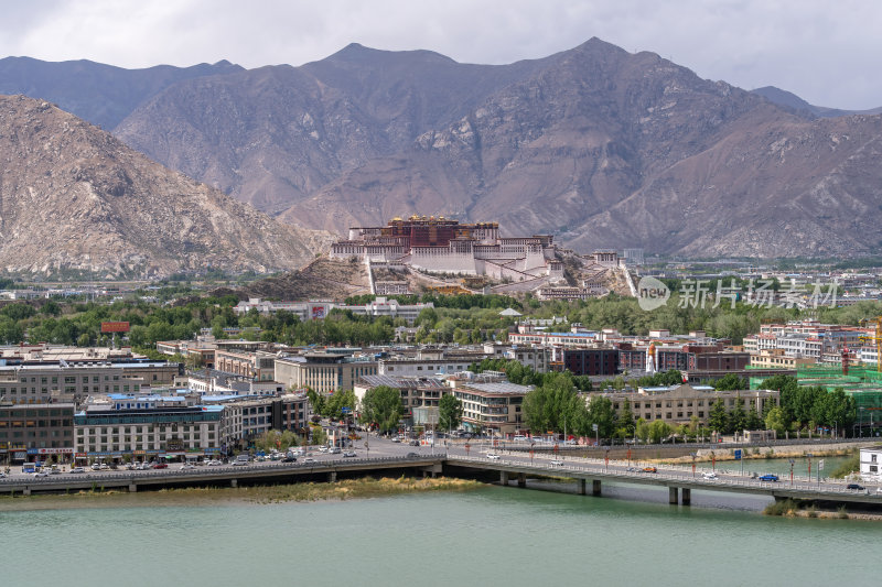 西藏拉萨南山公园远眺高原圣殿布达拉宫全景