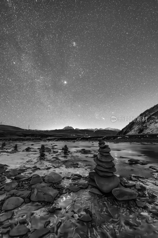 冬季冰冻河流雪山星空