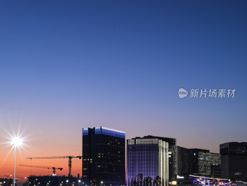 现代城市建筑摩天大楼的夜景风光背景图