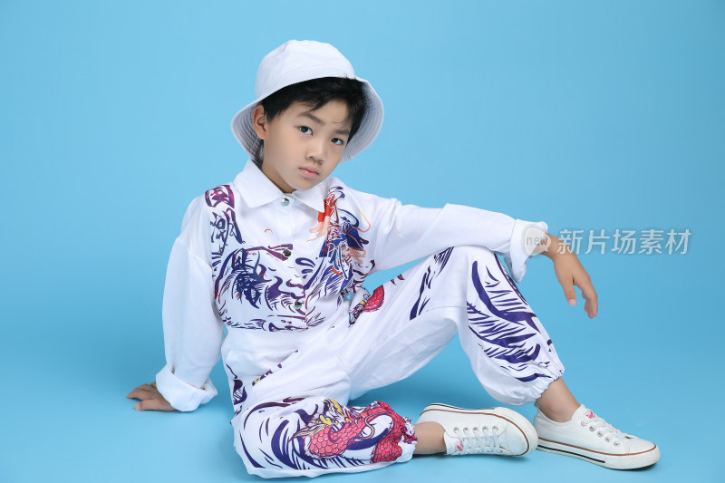 一个时尚的中国小男孩