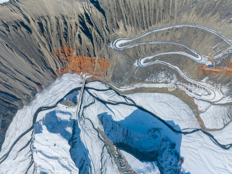 航拍新疆冬季安集海大峡谷雪景雪山山脉河流