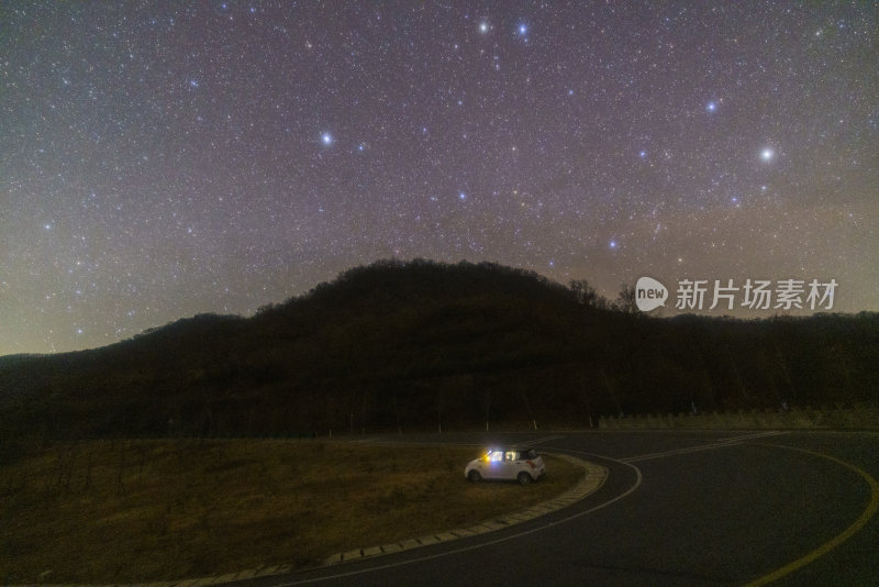 山间公路夜空繁星璀璨的美丽景象