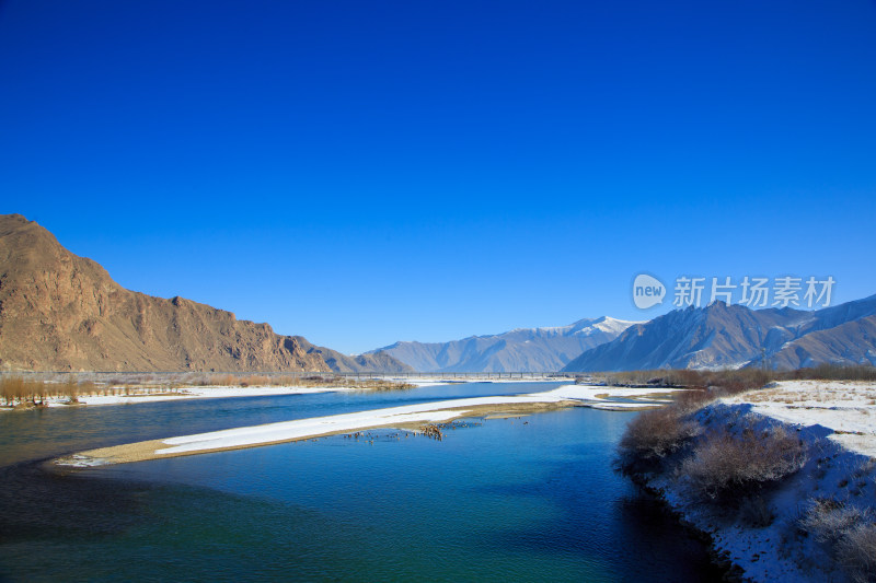 中国西藏林芝市巴松措景区雪山森林湖泊风光