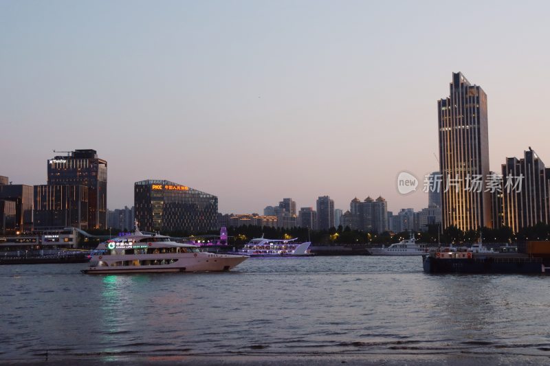 上海陆家嘴建筑群/夜幕初降