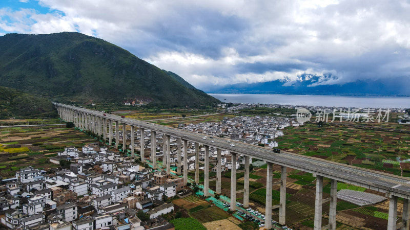 山区高架桥与公路俯瞰景象