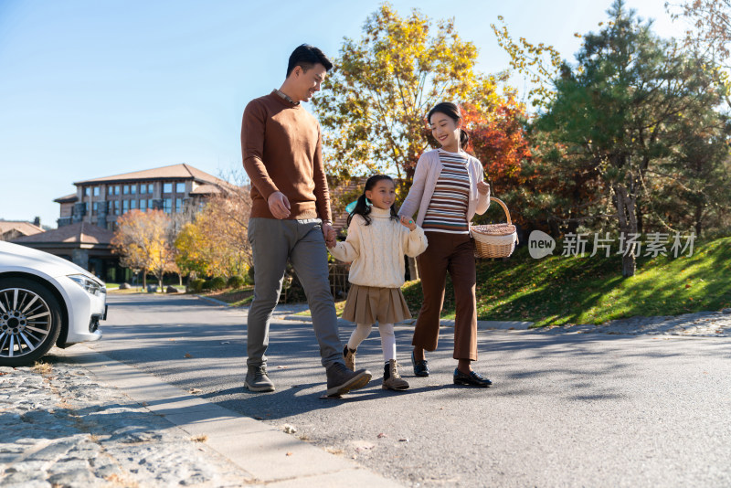 年轻夫妻带着孩子郊游