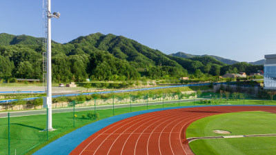 大山里的现代化运动场