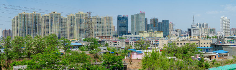 陕西渭南城市风光，高楼和村庄并立