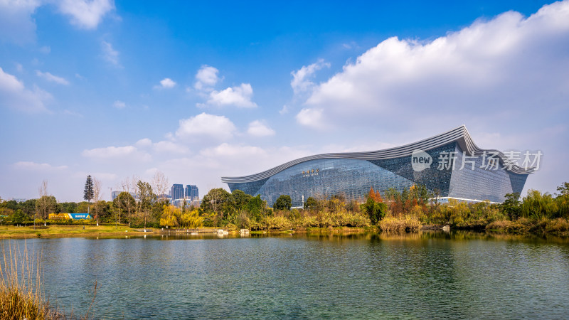成都环球中心与桂溪生态公园湖水