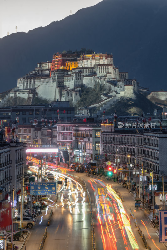 西藏拉萨布达拉宫夜景与车流高原宫殿建筑群