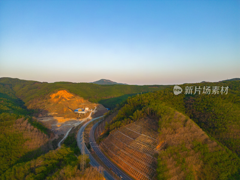 航拍山间高速公路