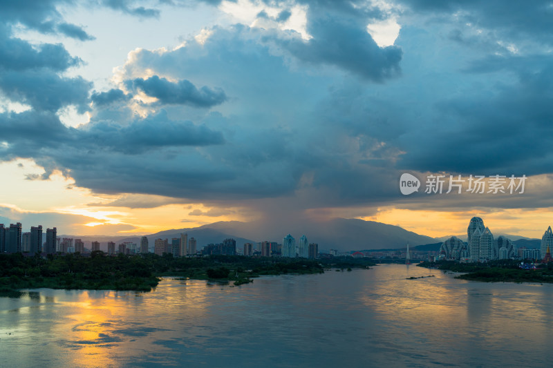 夕阳时分的告庄西双景和澜沧江