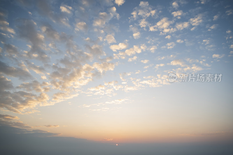 天空中漂浮白云的日出或日落美景