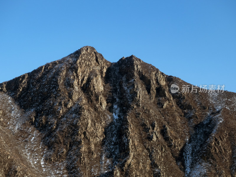 冬天远山积雪山峰