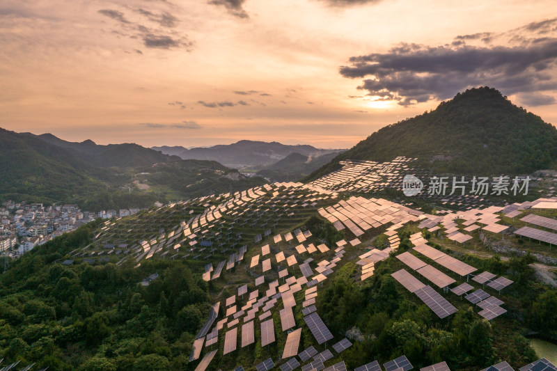 夕阳下山上的光伏