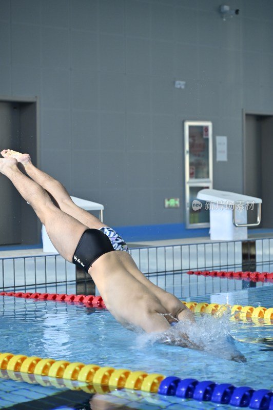 男子泳池跳水瞬间