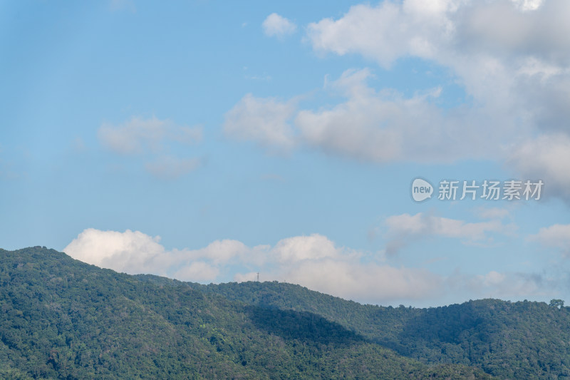 蓝天白云下的山峦景色