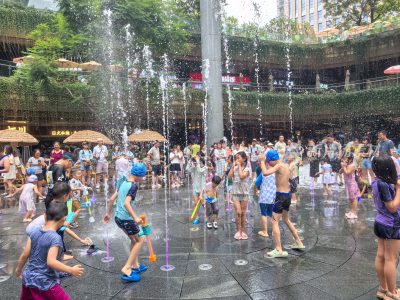 夏日成都港汇天地吸引小朋友和家长前来玩水