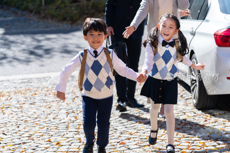 年轻夫妻接孩子放学