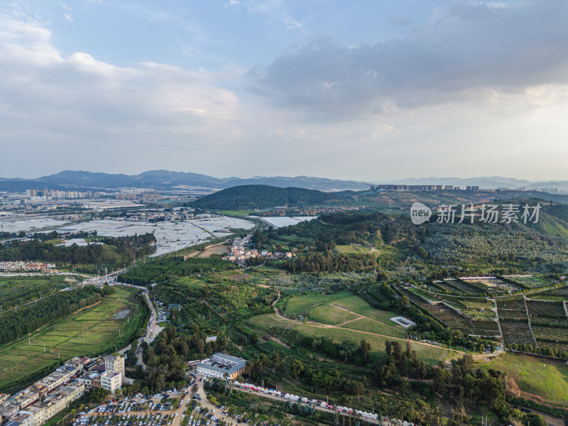 航拍滇池旁的昆明市城市风光