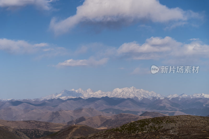 辽阔高原上的壮丽贡嘎雪山远景