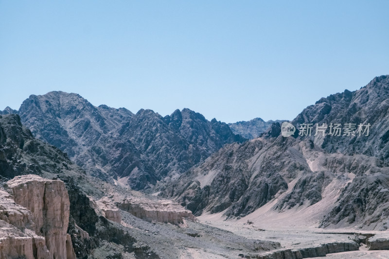 新疆干旱的戈壁风光