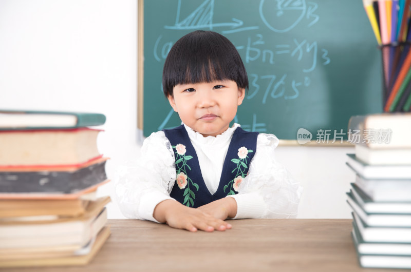 桌子前等待学习的中国小姑娘