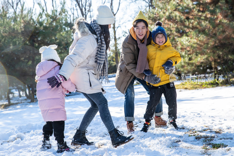 快乐的一家人在雪地里做游戏