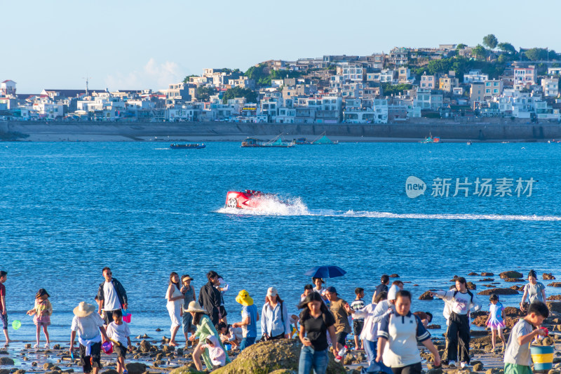 东山岛热闹的海滨沙滩场景