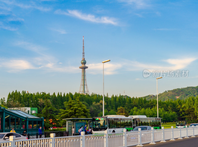 青岛太平山上的青岛电视塔和城市交通