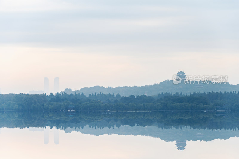 杭州西湖秋天早晨湖面水雾水墨画倒影