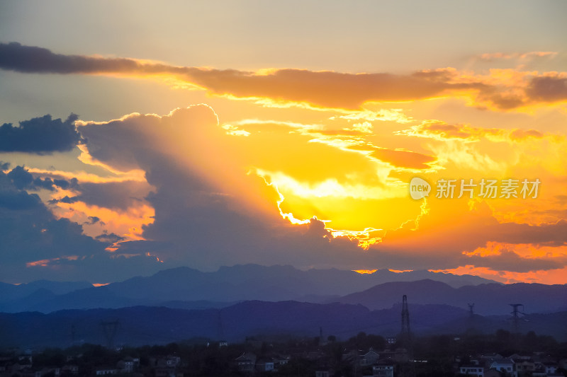 落日余晖下的山峦剪影