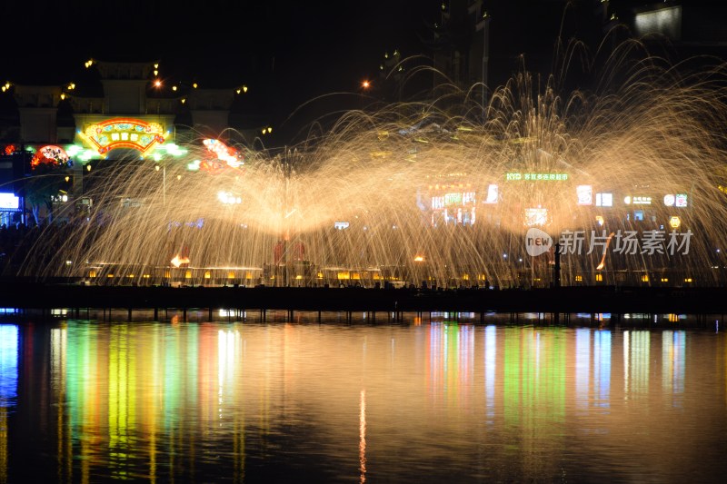 长沙铜官窑夜间湖边打铁花景观