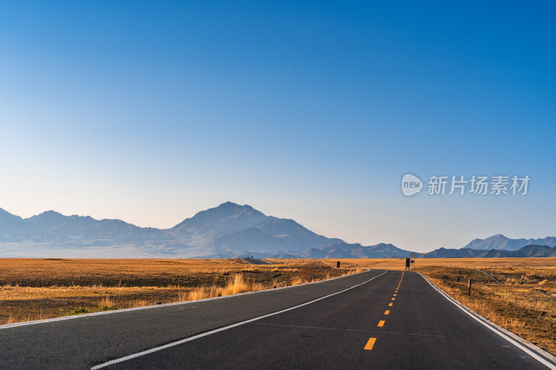 中国新疆赛里木湖旅游风景区环湖公路
