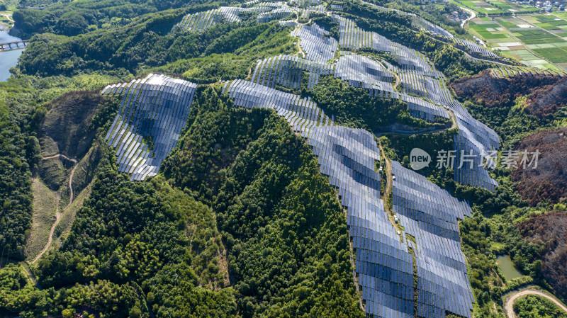 航拍大型光伏发电基地，新能源产业基地