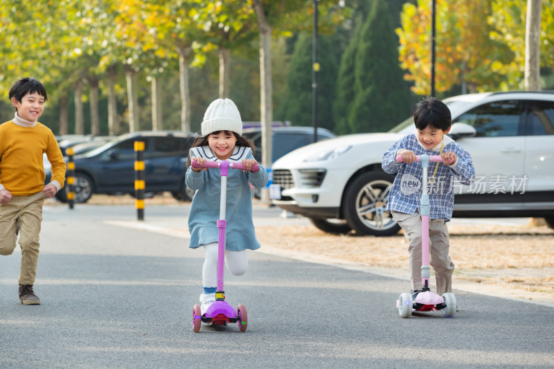 快乐的儿童在户外玩滑板车