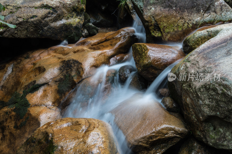 山谷中的涓涓细流