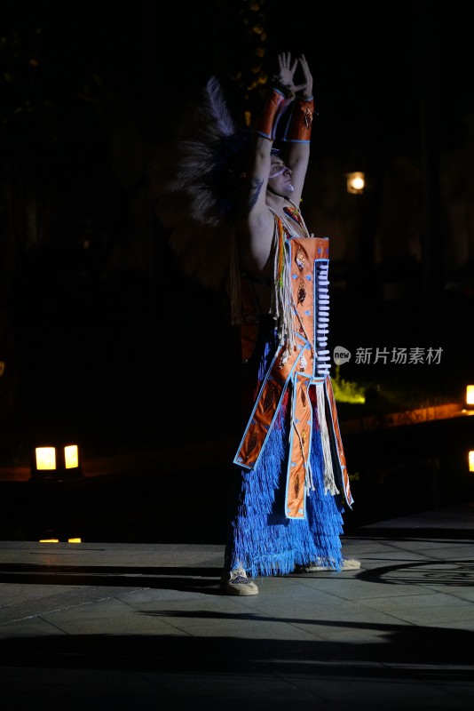 夜晚身着民族服饰的舞者背影