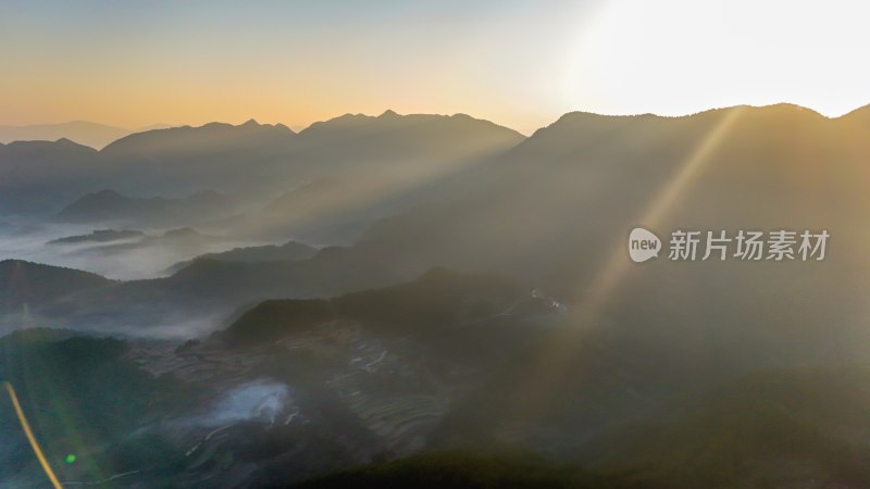 重庆酉阳：雾锁青山村庄靓