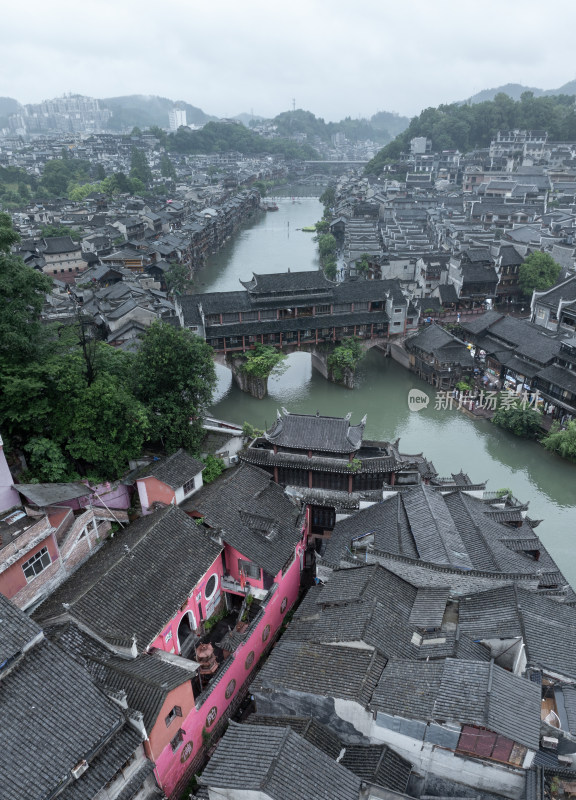 雨天烟雨朦胧的凤凰古城