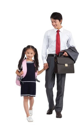 棚拍商务装年轻父亲,穿裙子的小女孩背书包