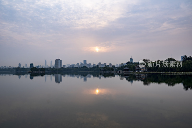 山东济南大明湖日出