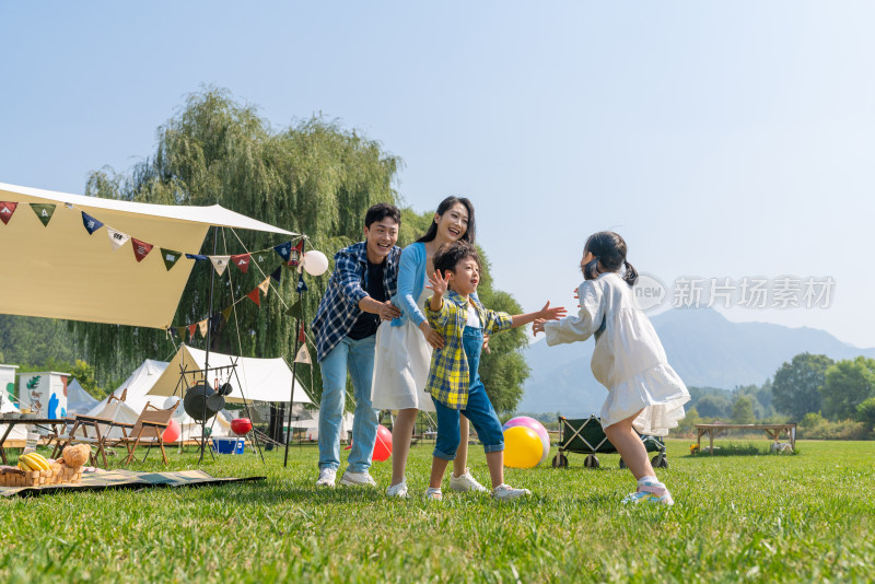 一家人在草地上开心地做游戏