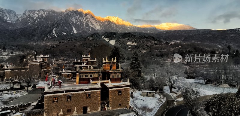 藏区 川西 高原 藏式建筑 雪山 日照金山