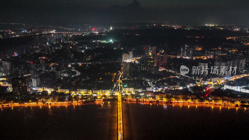 四川乐山岷江两岸夜幕降临夜景航拍图