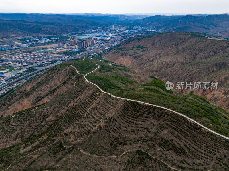 西北地区山区高山种植航拍图