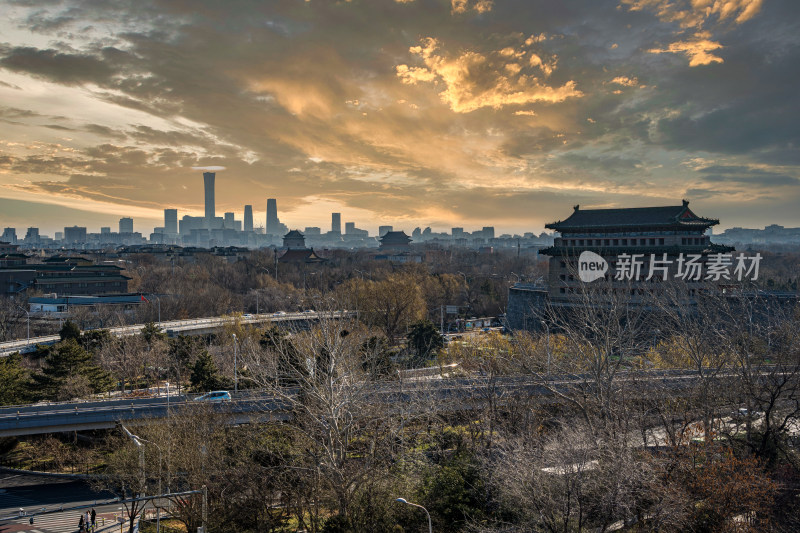 北京德胜门夕阳下的古城楼与现代建筑群