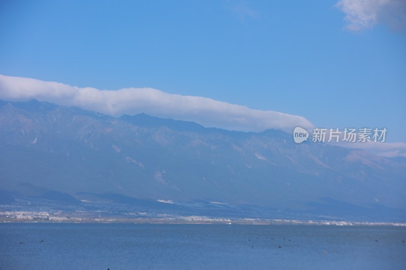 蓝天白云下的连绵山脉苍山洱海壮丽景象